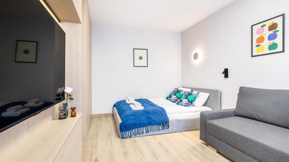 Bed, TV and multimedia, Seating area