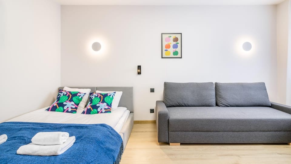 Bed, Living room, Seating area, towels