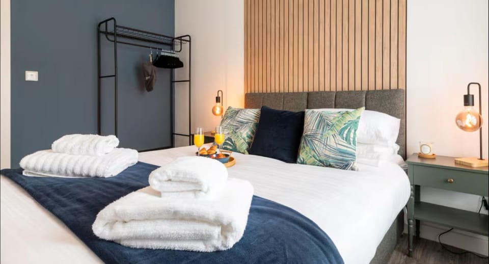 Bed, Photo of the whole room, Bedroom, towels