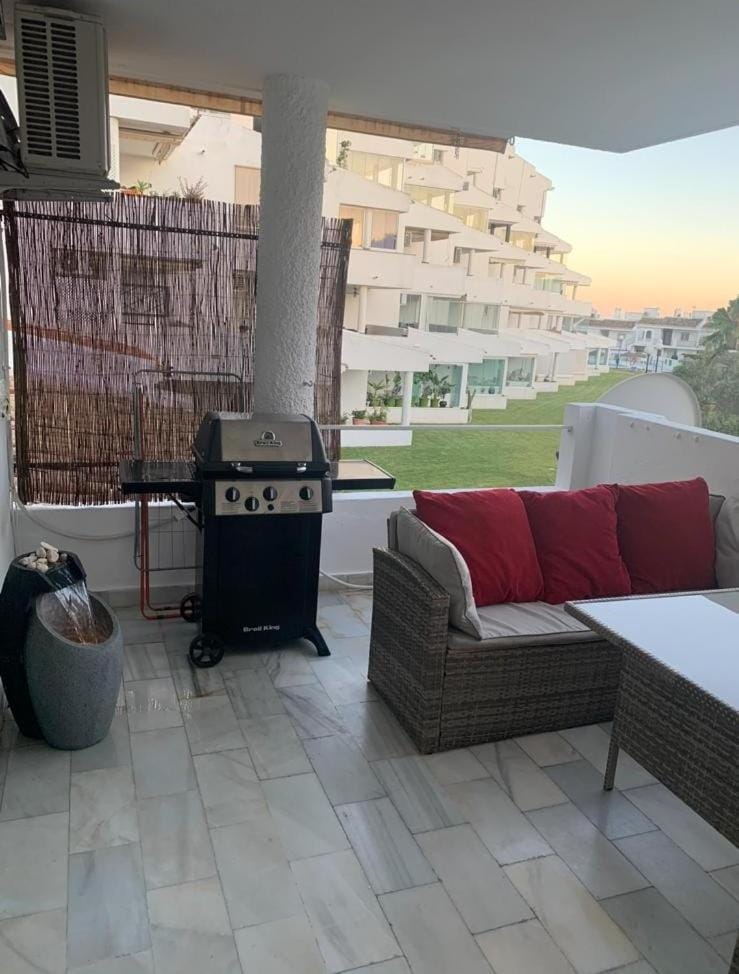 Property building, BBQ facilities, Balcony/Terrace, Balcony/Terrace, Seating area, Garden view