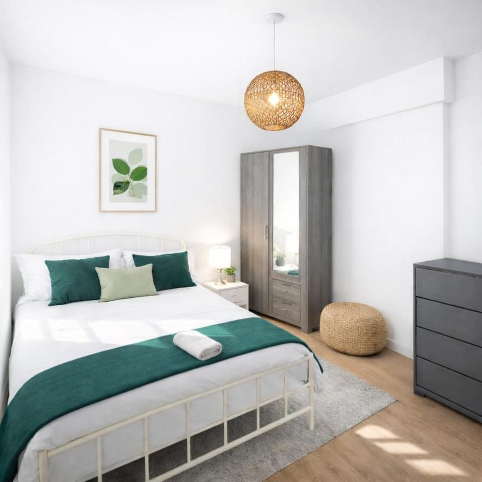 Spacious 4BR House with Gated Parking Near Tube Apartment in London