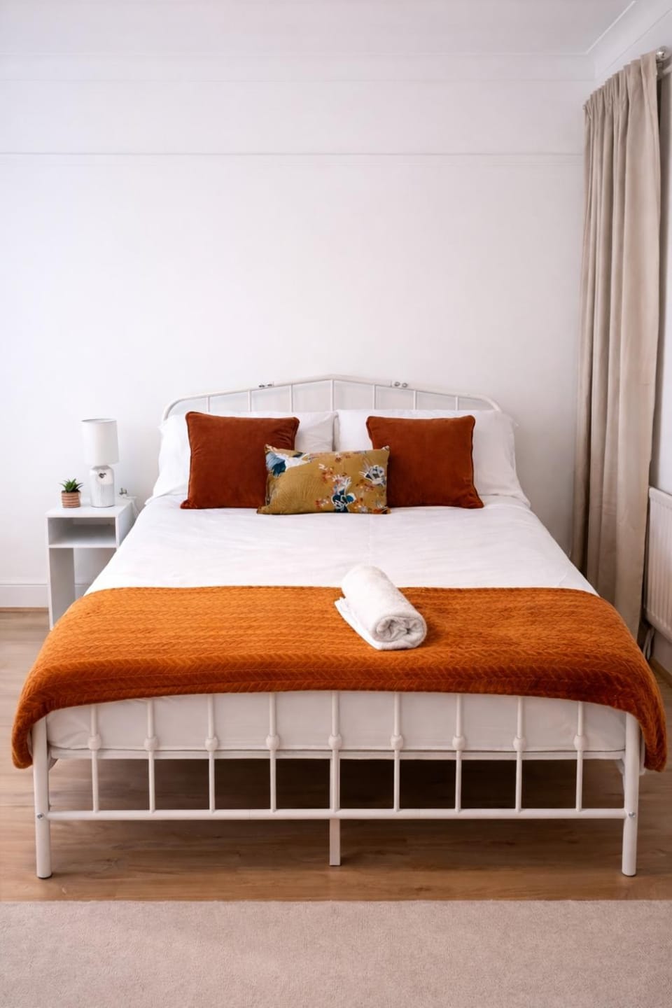 Spacious 4BR House with Gated Parking Near Tube Apartment in London