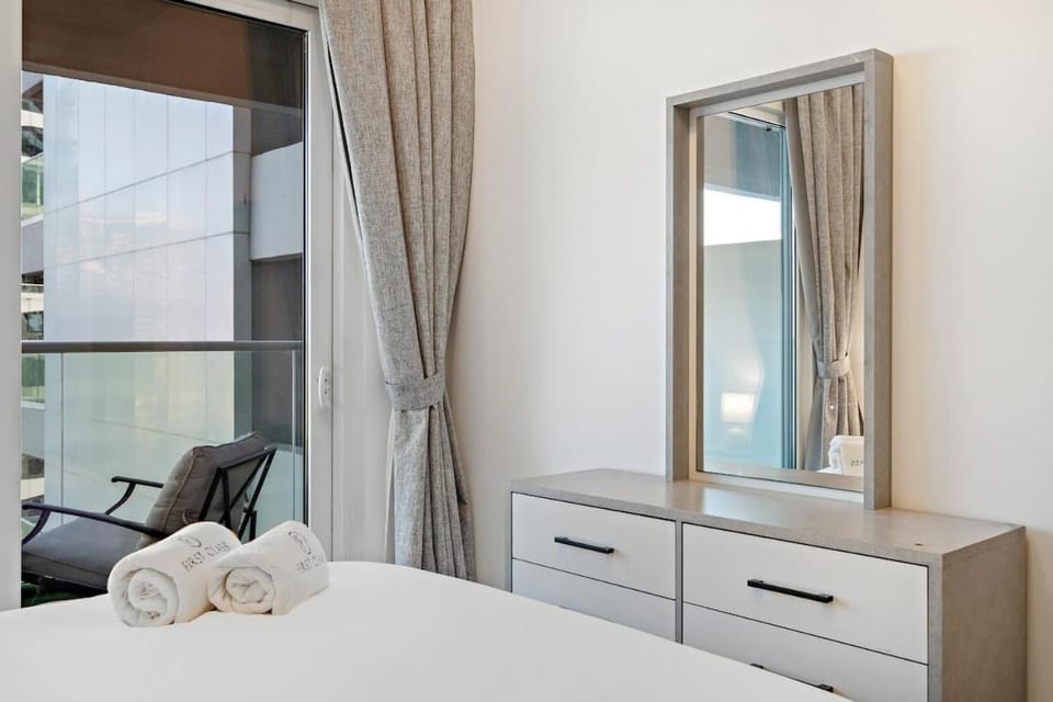 FIRST CLASS 1BR Walk to Dubai Mall Canal Views Apartment in Dubai