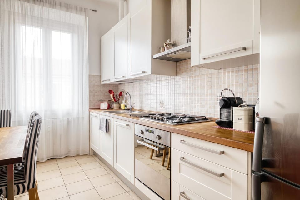 Coffee/tea facilities, Kitchen or kitchenette, Dining area, dishwasher, stove