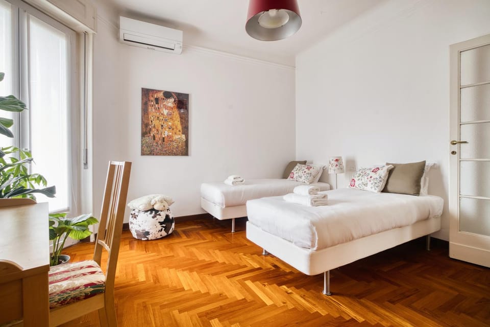 Bed, Photo of the whole room, Seating area, Bedroom, air conditioner