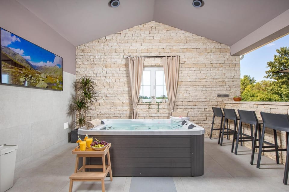 Hot Tub, TV and multimedia