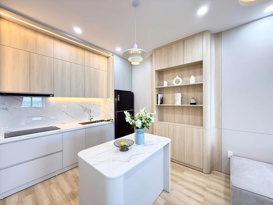 Kitchen or kitchenette, minibar