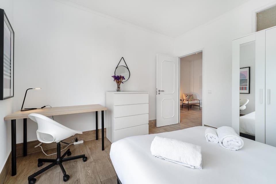 Bed, Seating area, Bedroom