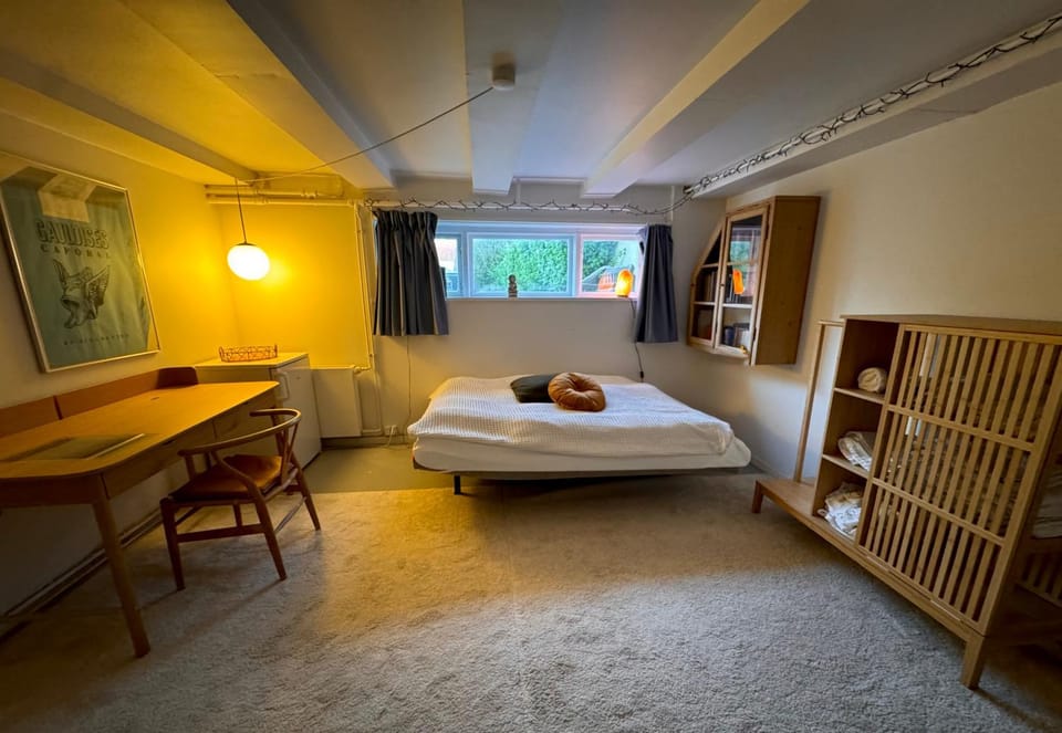 Cozy and Spacious Guest Room, Virum Bed and Breakfast in Zealand