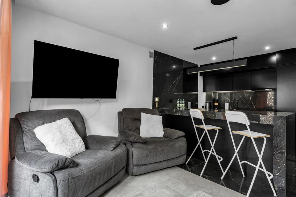 Communal lounge/ TV room, TV and multimedia, Kitchen or kitchenette, Living room, Seating area, Dining area, Evening entertainment