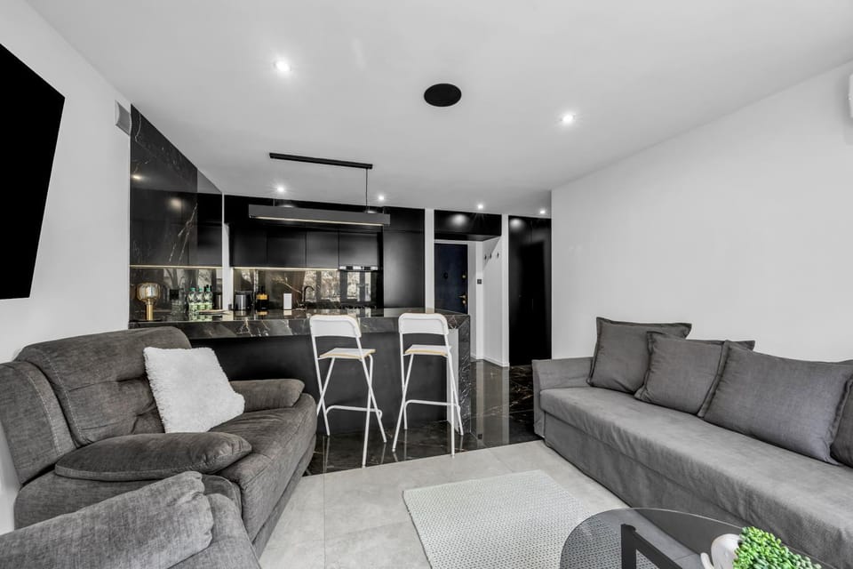 TV and multimedia, Kitchen or kitchenette, Living room, Seating area