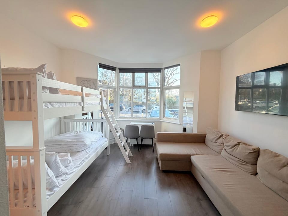Studio Next to Golders Green Station Apartment in London Borough of Camden