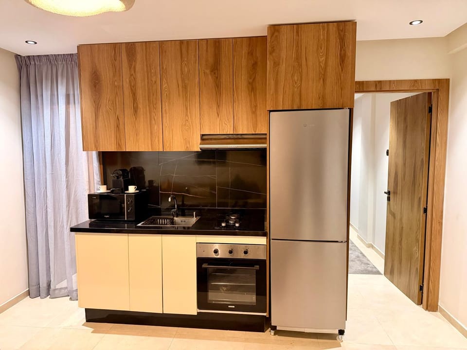 Coffee/tea facilities, Kitchen or kitchenette, oven, stove
