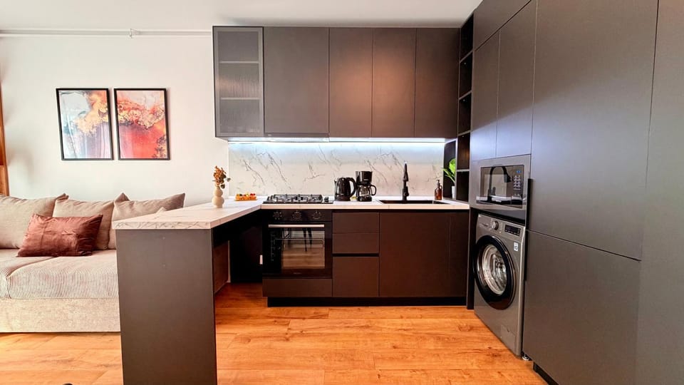 Coffee/tea facilities, Kitchen or kitchenette, stove