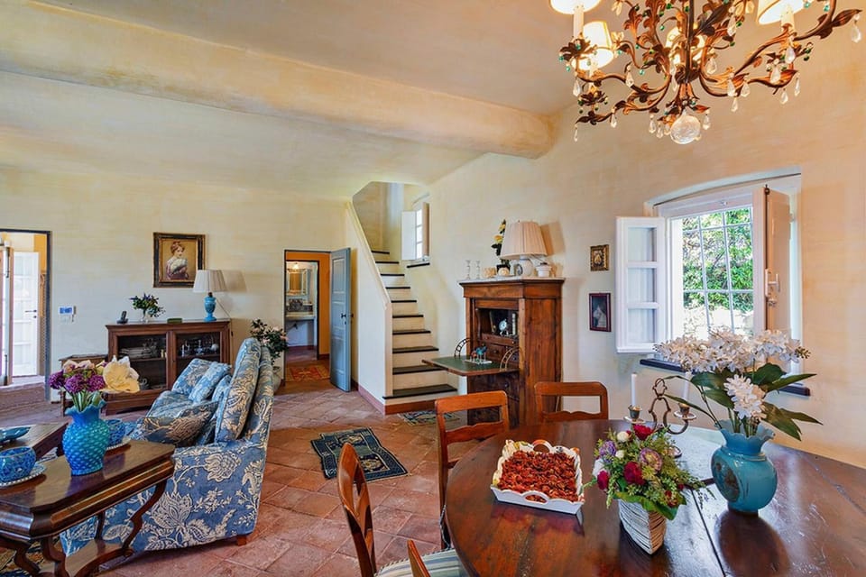 Living room, Decorative detail, Dining area