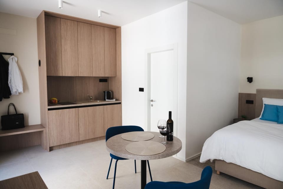 Kitchen or kitchenette, Seating area, Dining area
