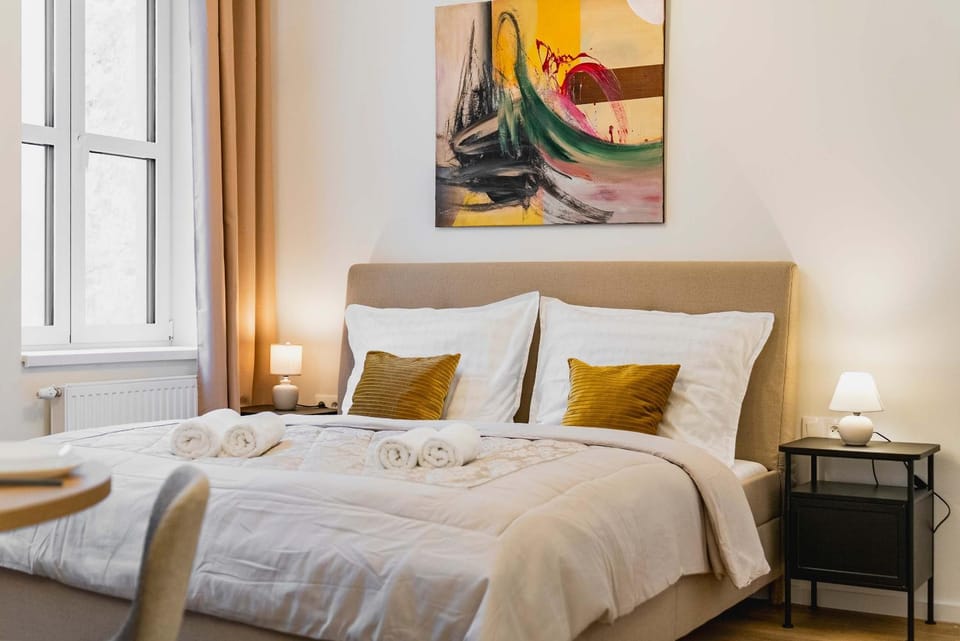 Bed, Bedroom, towels