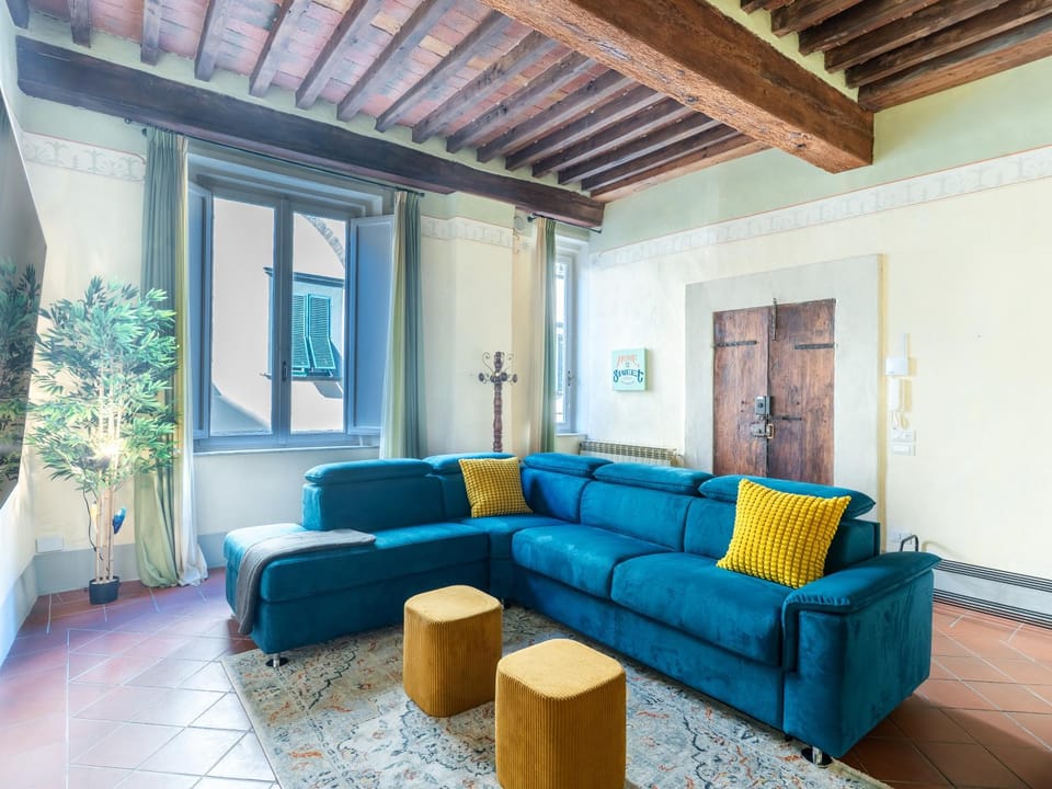 Living room, Seating area, City view, Landmark view, internet
