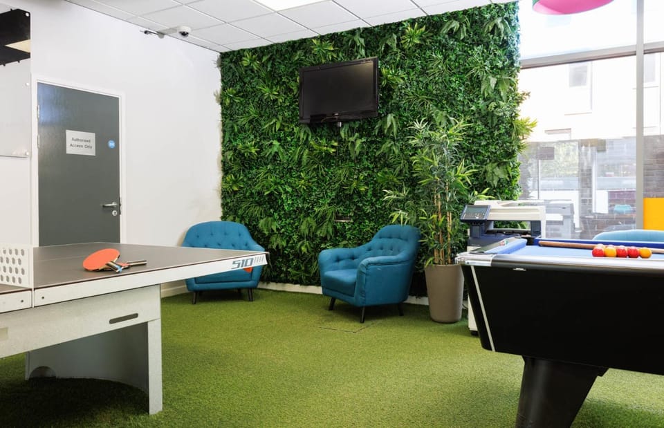 Game Room, Seating area