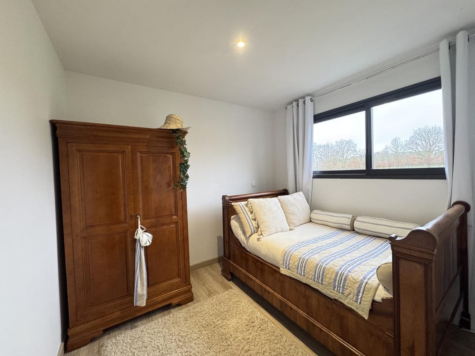 Bed, Photo of the whole room, Bedroom, wardrobe