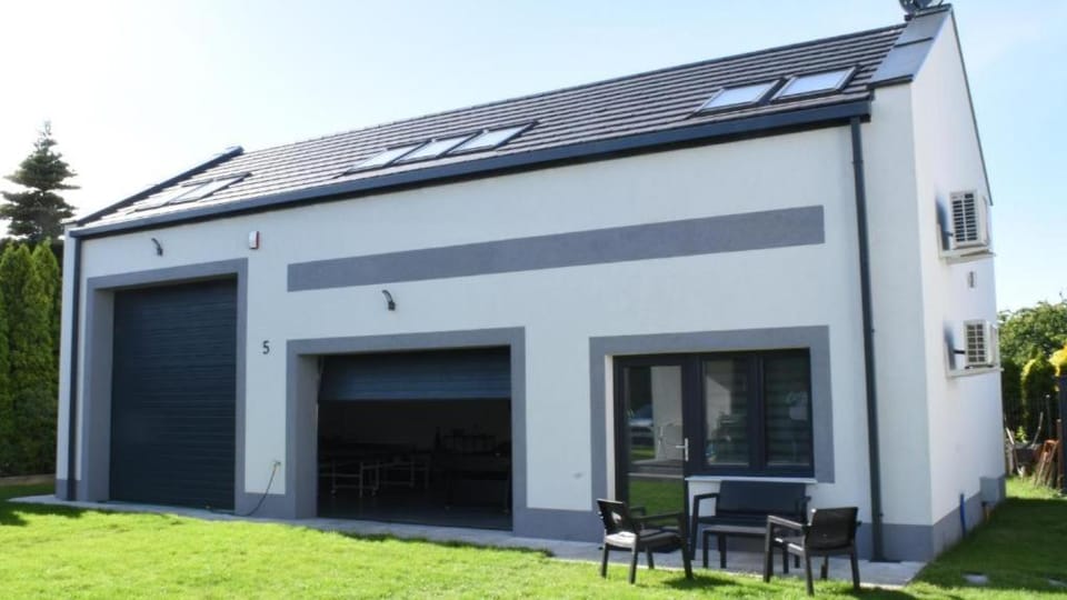 Property building, Patio, Day, Garden, Dining area, Garden view