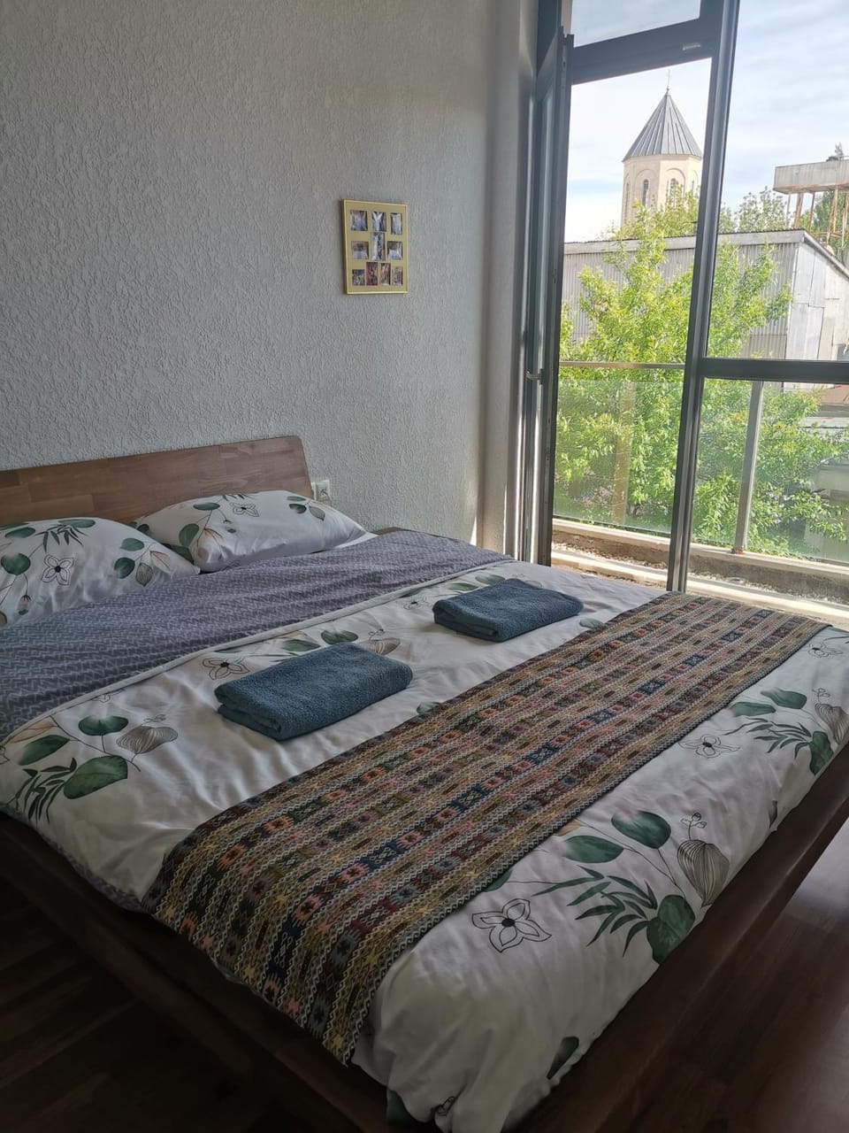 Bed, towels