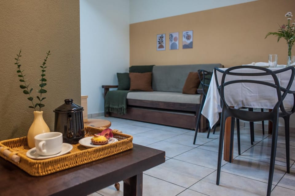 Coffee/tea facilities, Living room, Seating area, Dining area