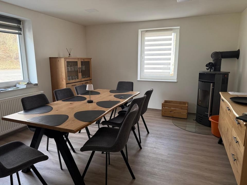 Kitchen or kitchenette, Seating area, Dining area