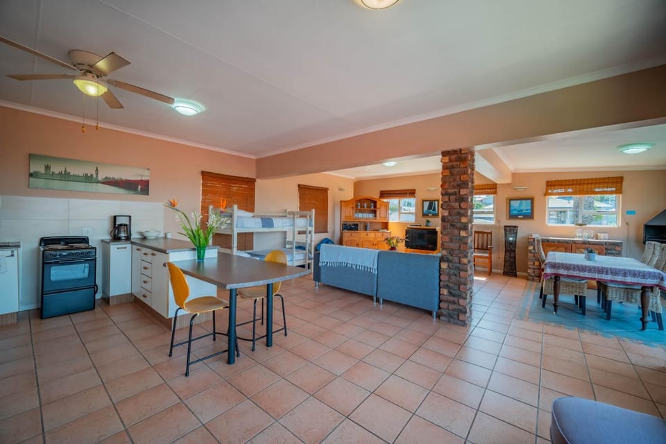 Kitchen or kitchenette, Living room, Dining area, fireplace, oven, pet friendly