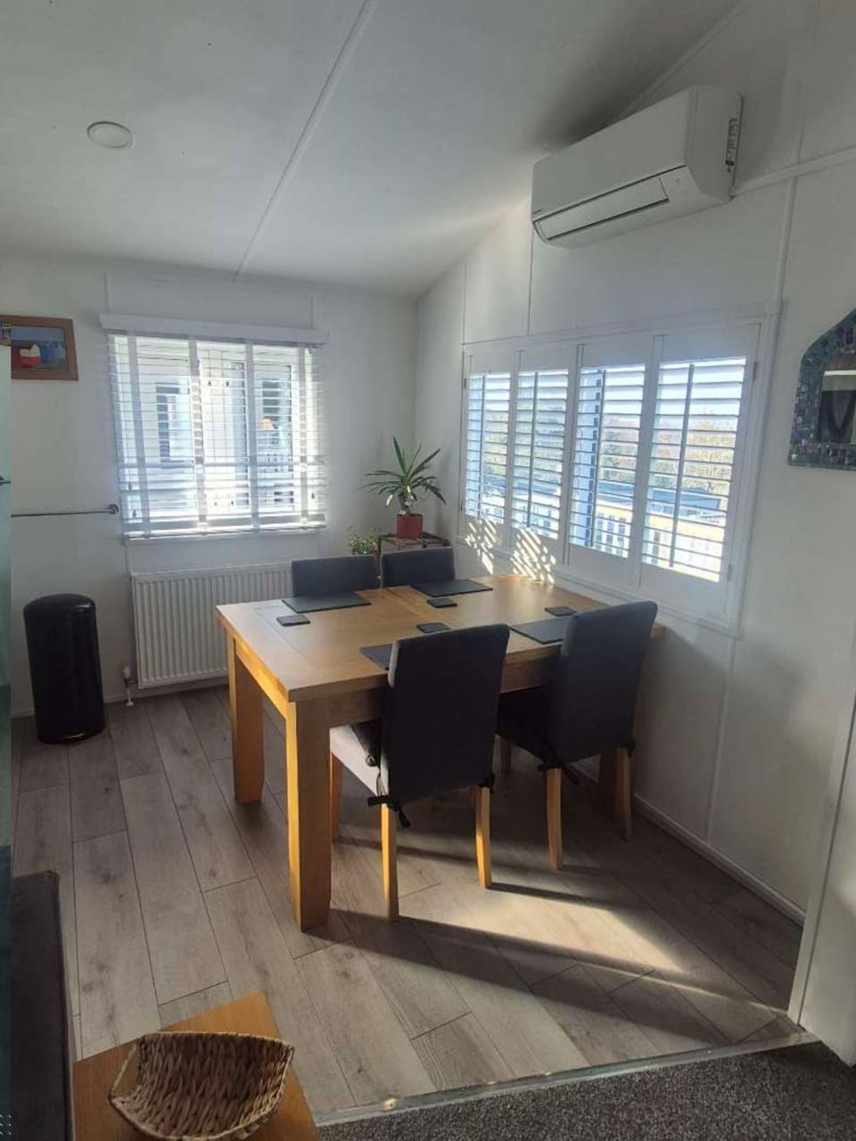 Seating area, Dining area