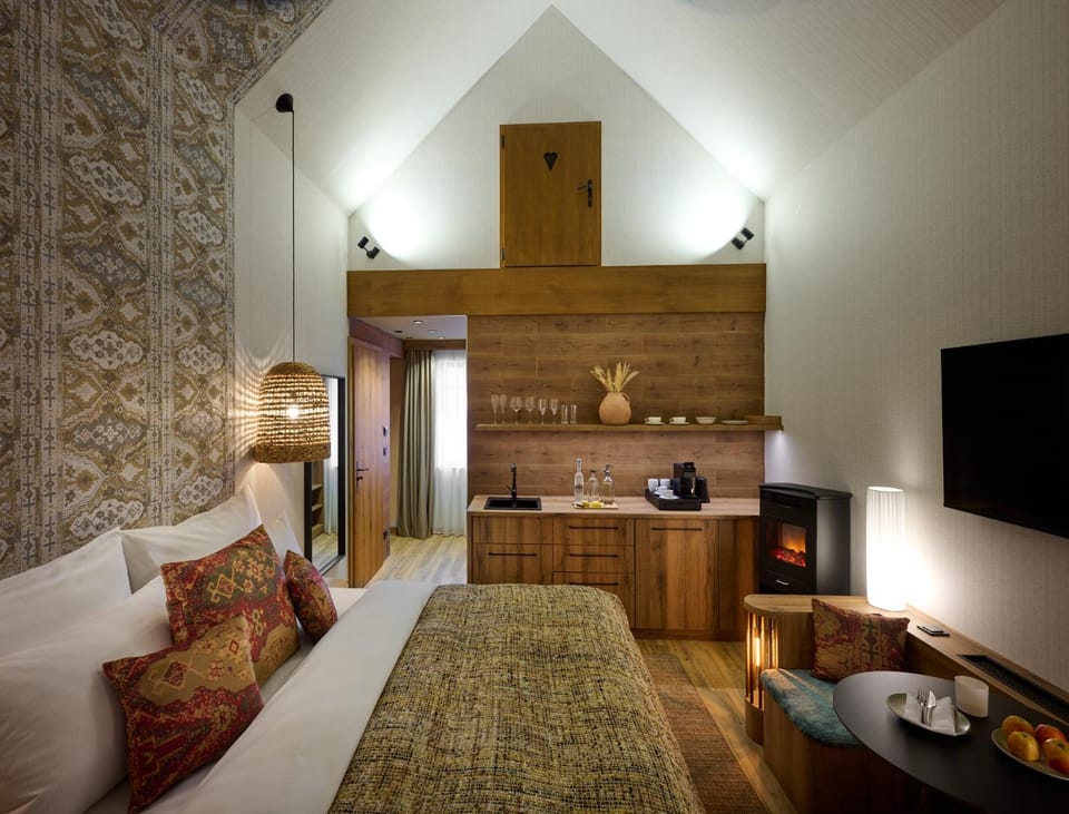Bed, TV and multimedia, Kitchen or kitchenette, Photo of the whole room, Seating area, Bedroom, minibar