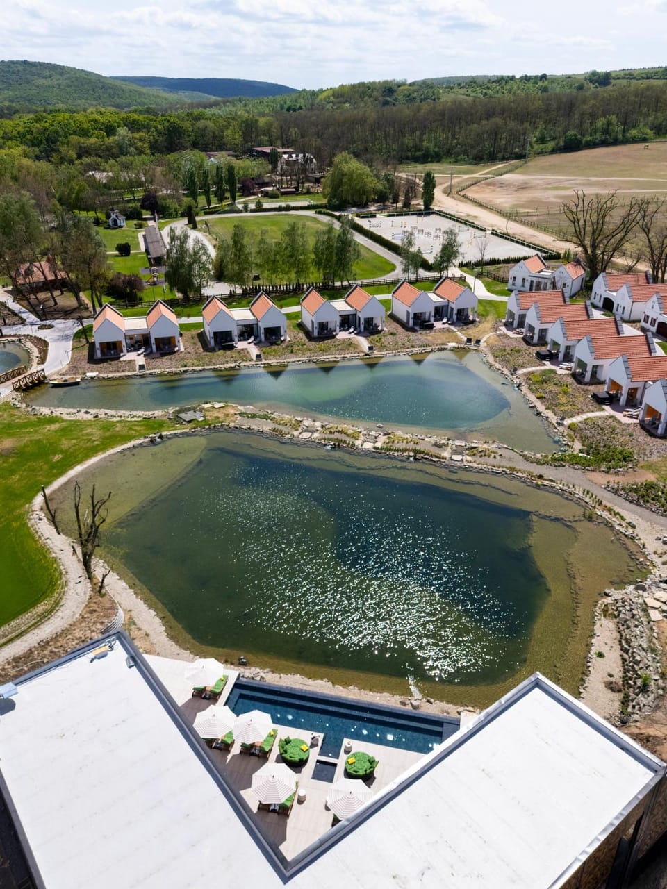 Property building, Natural landscape, Spa and wellness centre/facilities, Lake view