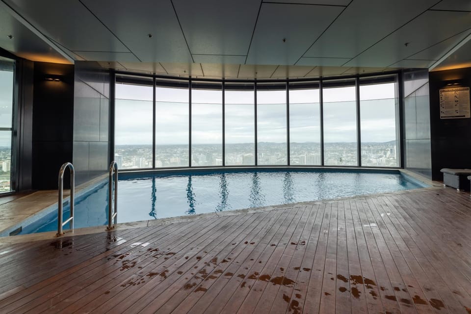 Heart of Brisbane - Skytower CBD Getaway - Level 40 Pool & Gym - Walk Everywhere Apartment in Kangaroo Point