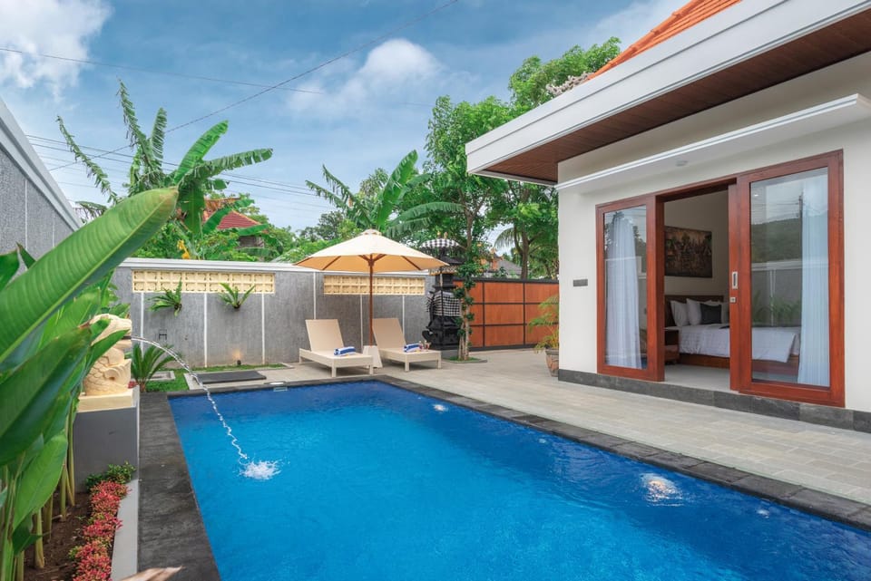 Property building, Day, Garden, Garden view, Pool view, Swimming pool, sunbed