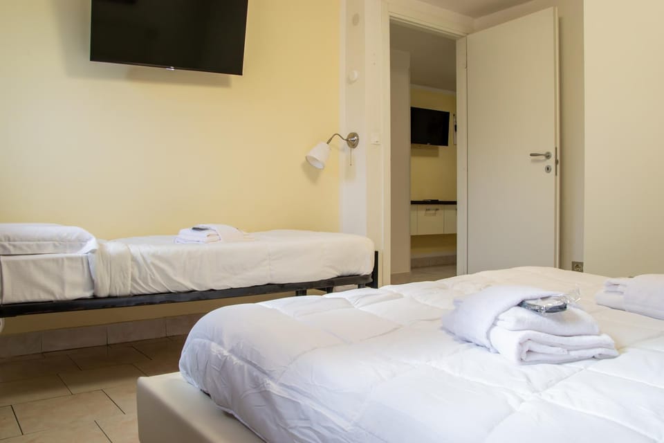 Bed, TV and multimedia, Photo of the whole room, Bedroom, towels