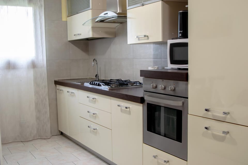 Coffee/tea facilities, microwave, oven, stove, toaster, kitchen