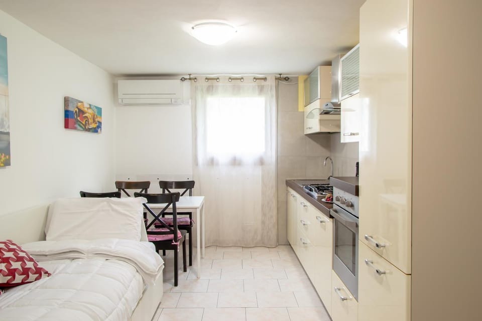 Dining area, oven, kitchen