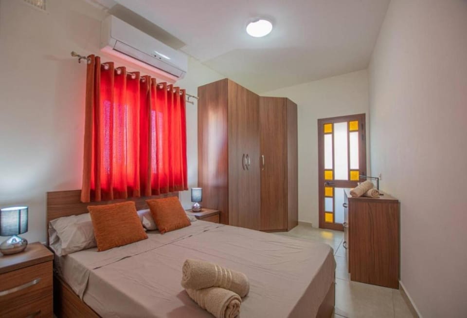 Bed, Photo of the whole room, Bedroom, wardrobe, air conditioner