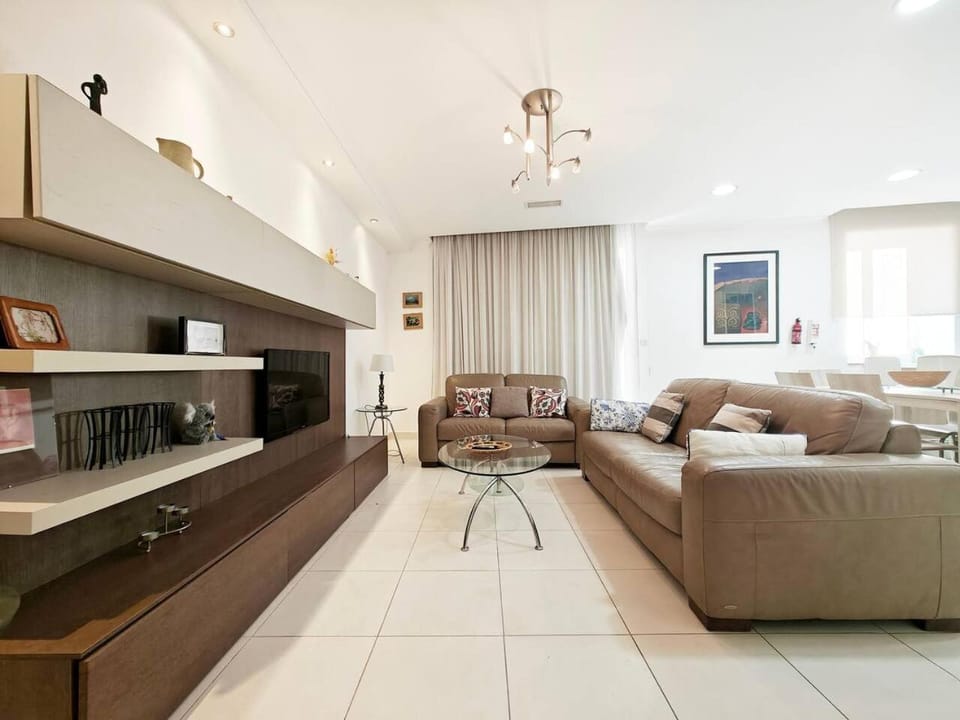 Communal lounge/ TV room, TV and multimedia, Living room, Seating area