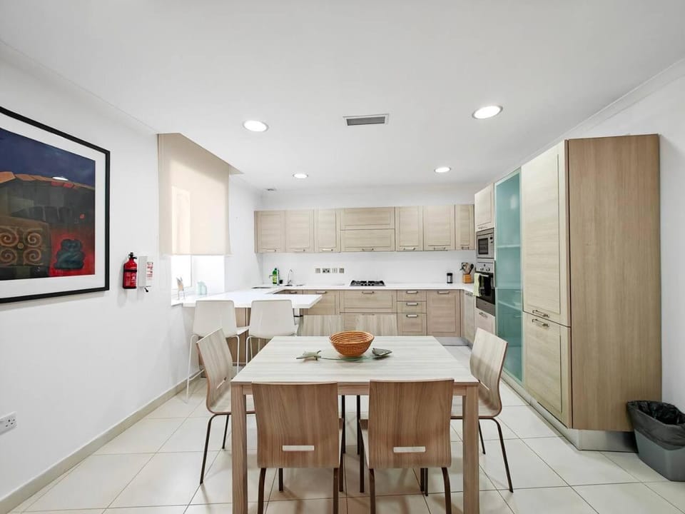 Kitchen or kitchenette, Dining area, microwave, oven, stove