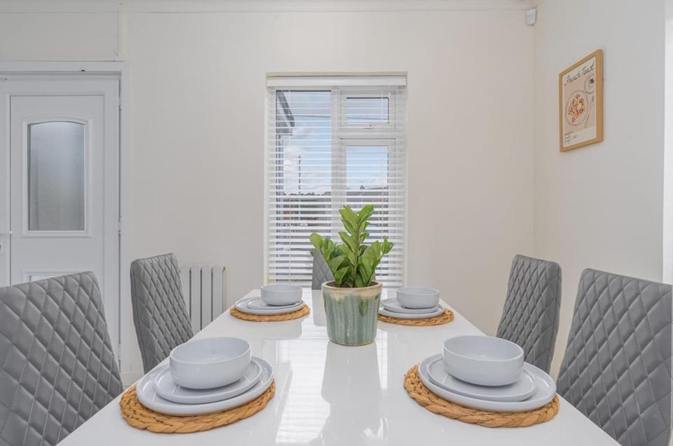 Modern 2-Bed Sleeps 5 Free Parking and Wifi near Stansted and London Apartment in East Hertfordshire District