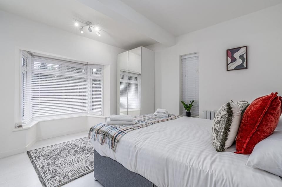 Modern 2-Bed Sleeps 5 Free Parking and Wifi near Stansted and London Apartment in East Hertfordshire District