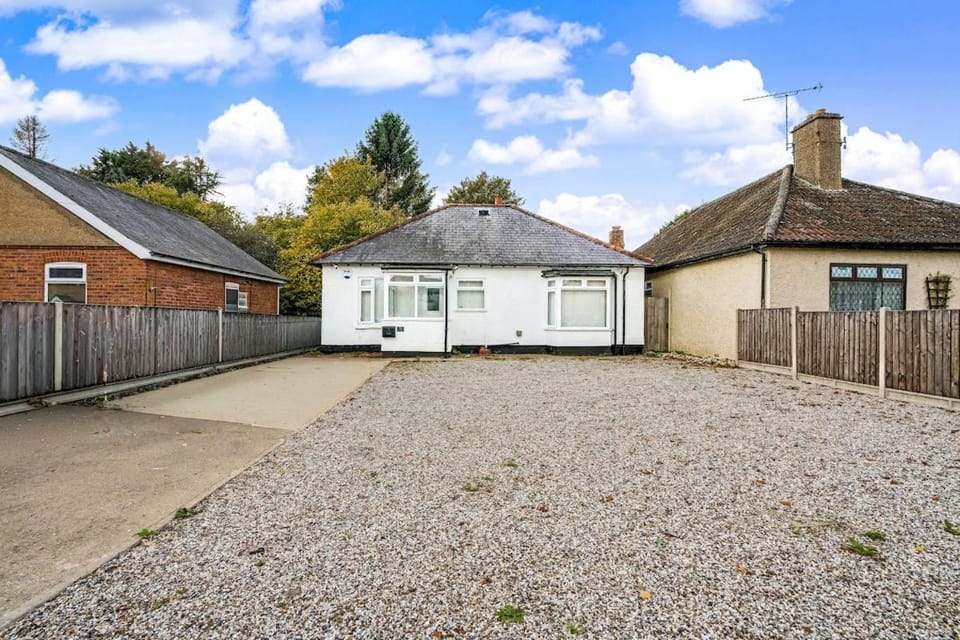 Modern 2-Bed Sleeps 5 Free Parking and Wifi near Stansted and London Apartment in East Hertfordshire District