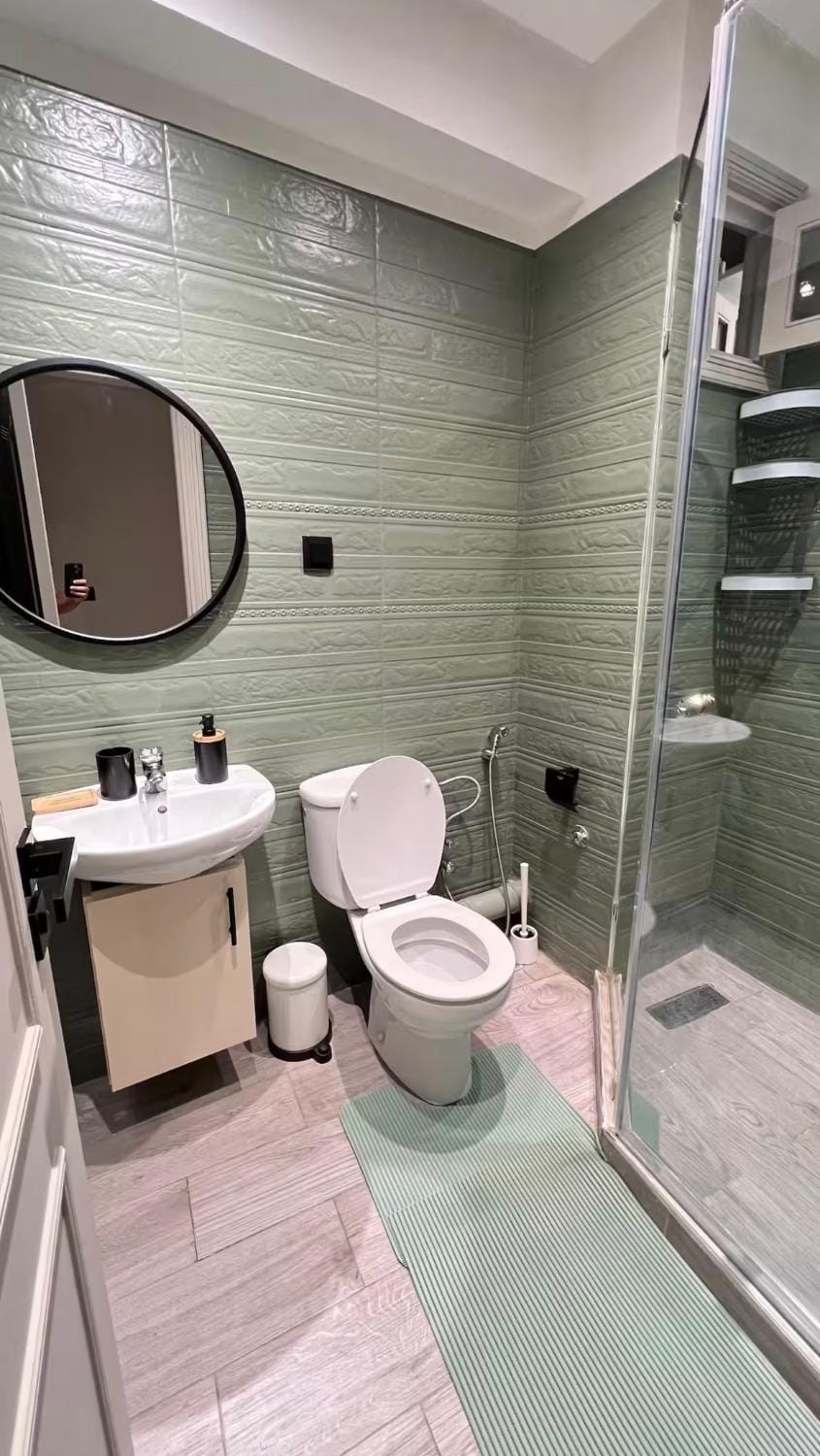 Shower, Toilet