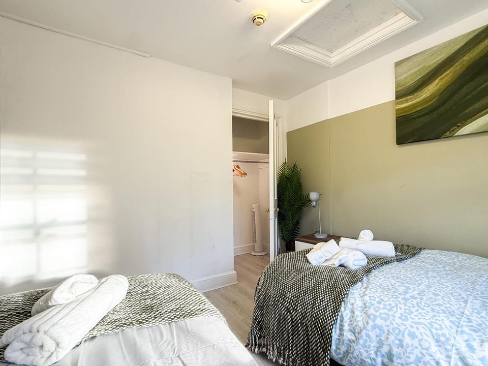 Bed, Photo of the whole room, Bedroom, towels
