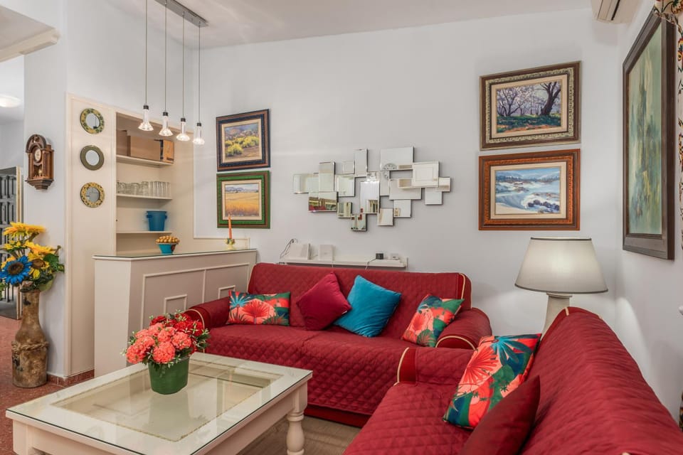 Living room, internet, minibar, air conditioner