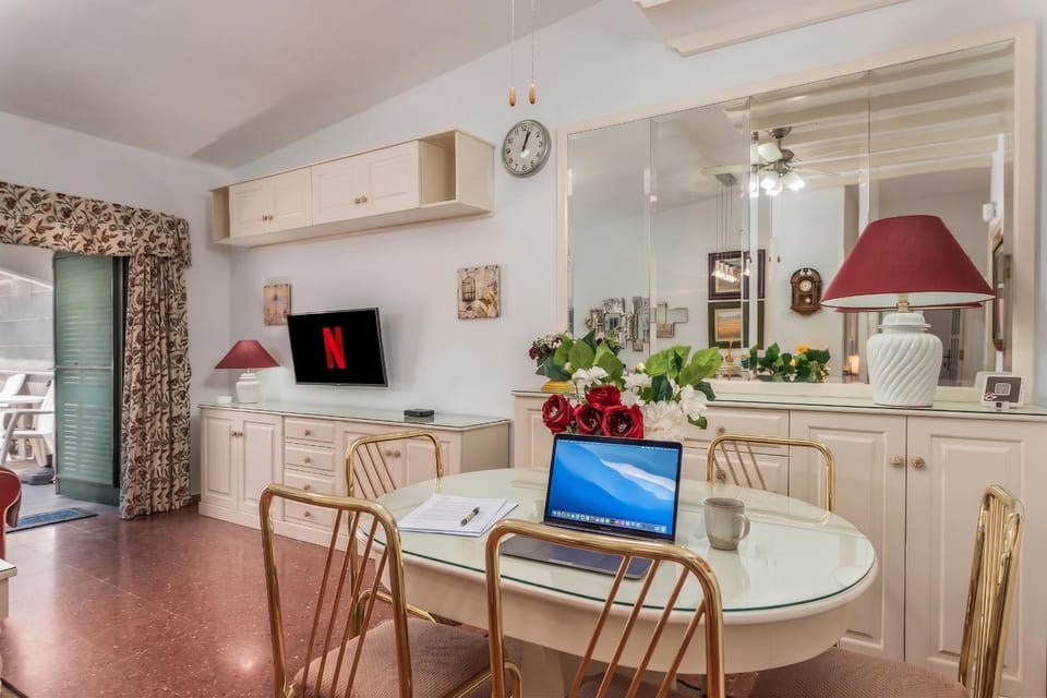 TV and multimedia, Seating area, Dining area, internet