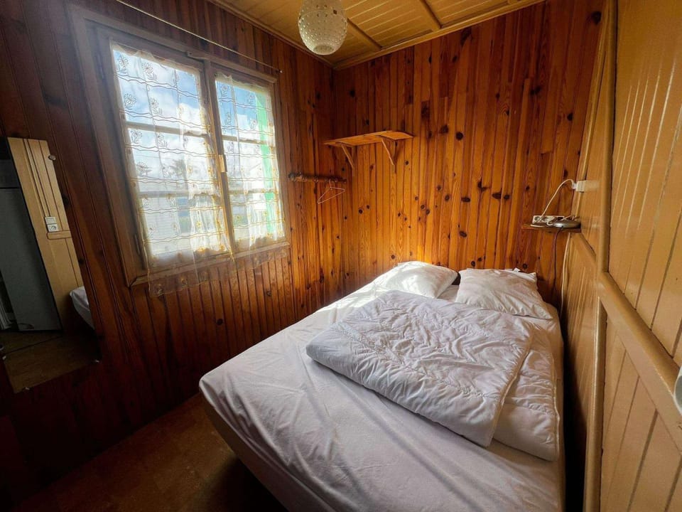AIG 44 – Haut de chalet – Rangée des Courlis – Gruissan – 4 personnes Chalet in Gruissan