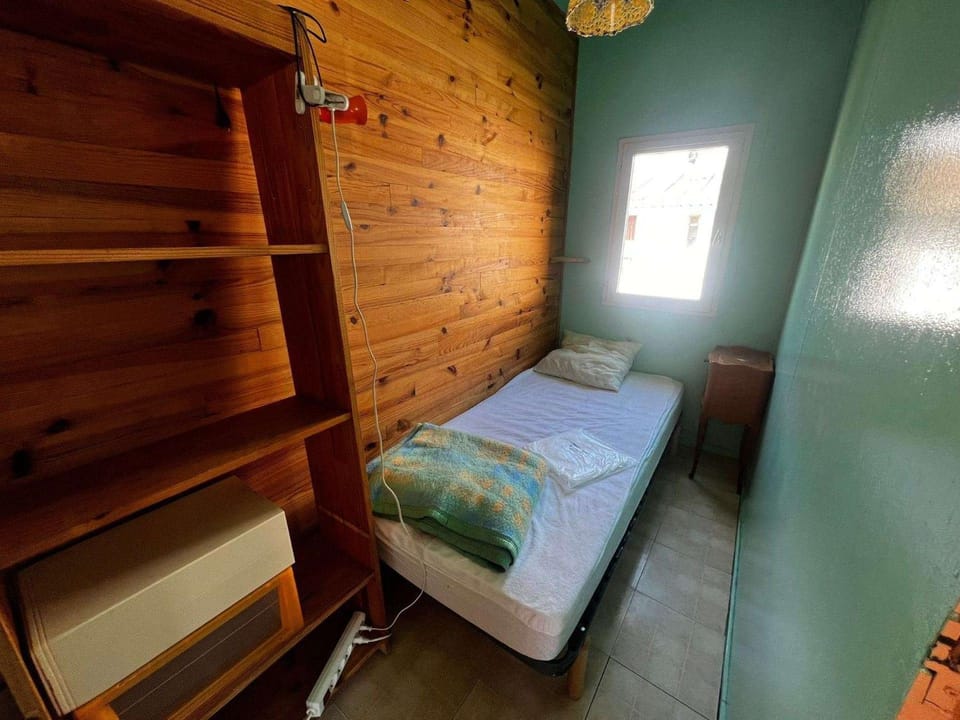 AIG 44 – Haut de chalet – Rangée des Courlis – Gruissan – 4 personnes Chalet in Gruissan