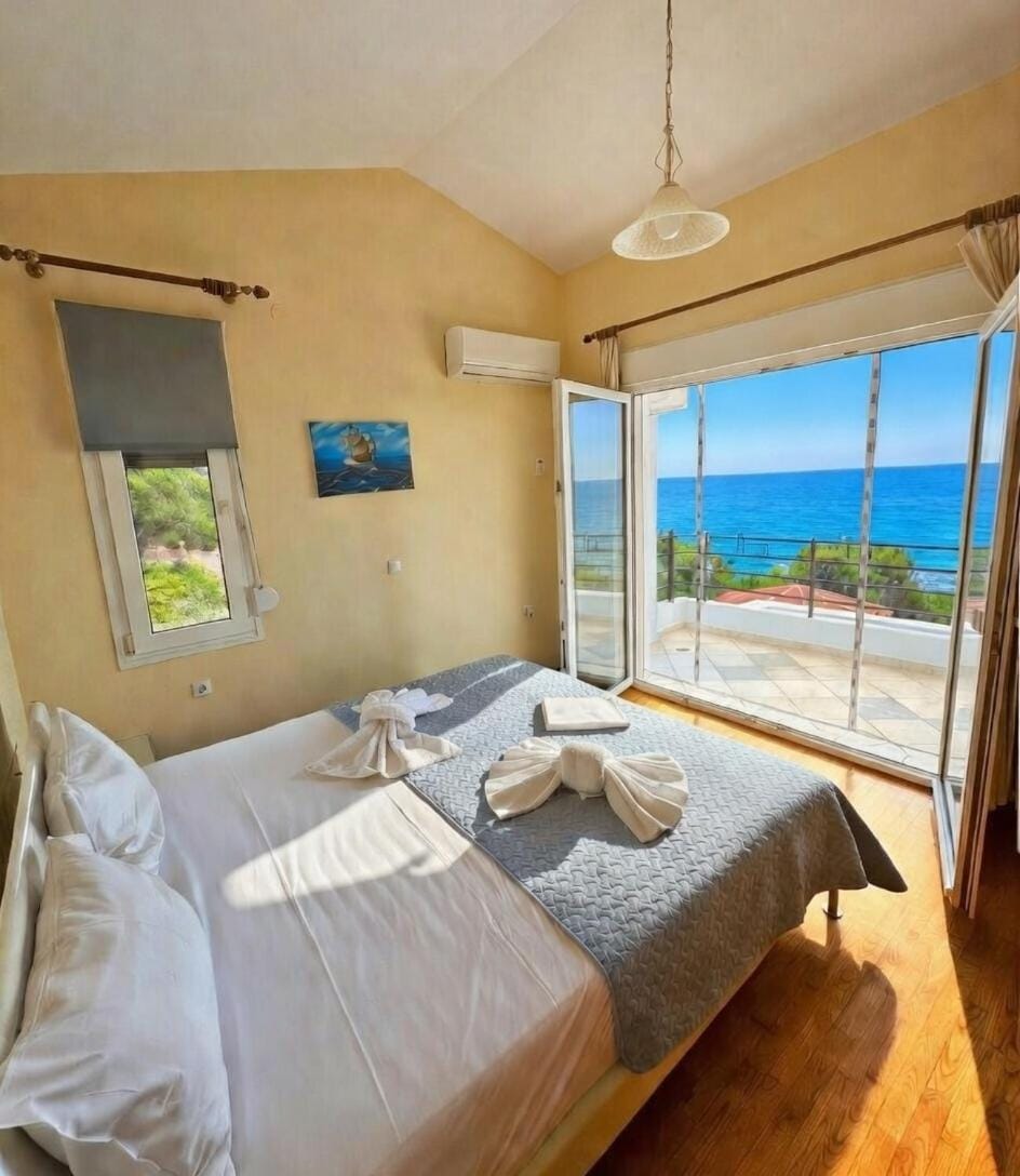 Bed, Natural landscape, View (from property/room), Balcony/Terrace, Bedroom, Sea view, towels